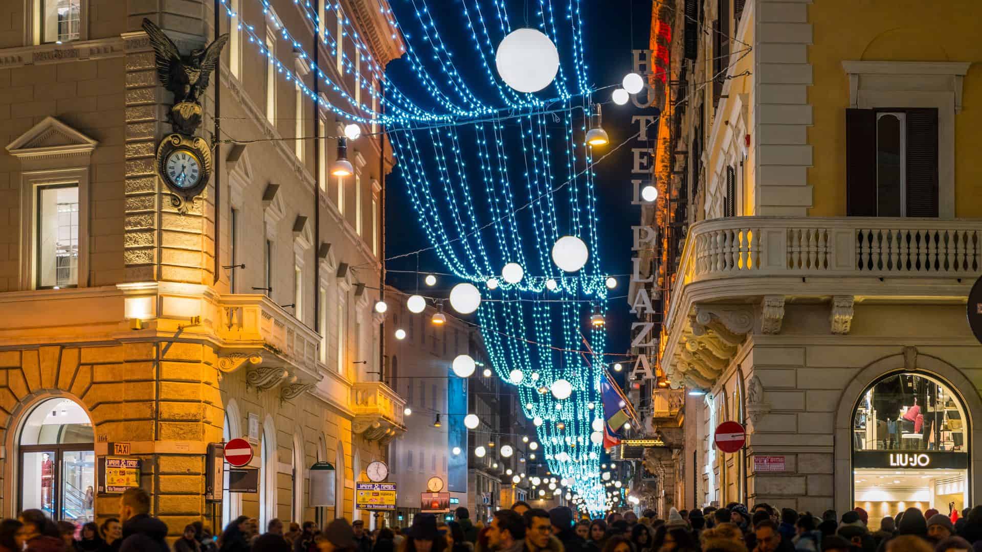 Via del Corso, a busy street in Rome, at Christmastime.